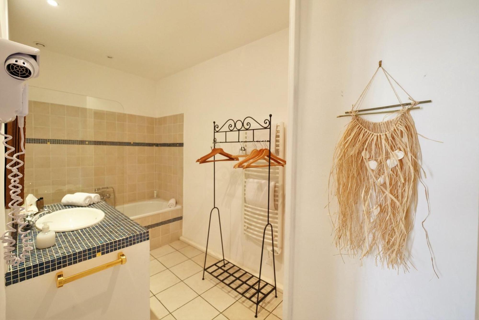 Chambres Du Vieux Bistrot Cabrières-dʼAvignon Екстериор снимка